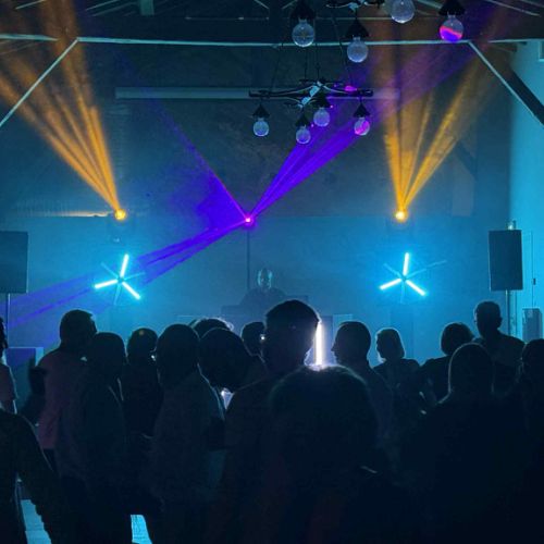 Éclairage de soirée et piste de danse