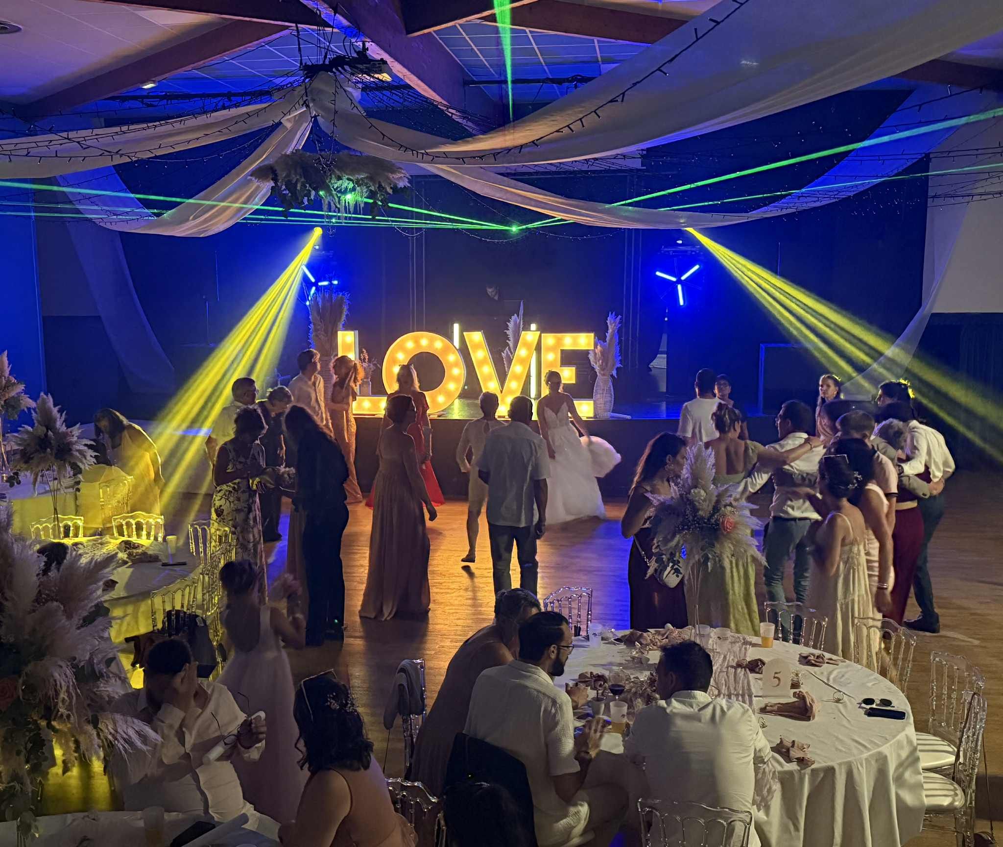 Ambiance de mariage avec lettres LOVE lumineuses et éclairage de salle à Rennes