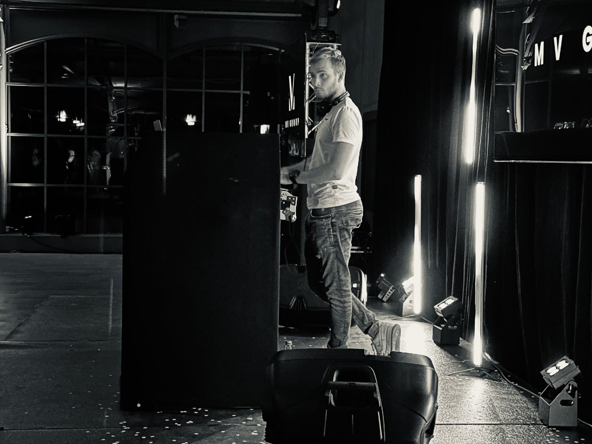DJ Hunter Jack's aux platines pendant une animation de mariage à Rennes avec éclairage professionnel