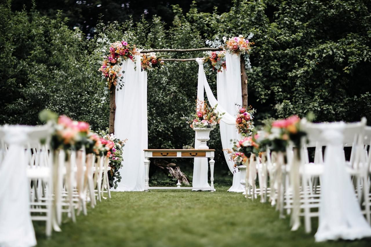 Installation de cérémonie laïque avec arche et chaises blanches pour mariage à Rennes