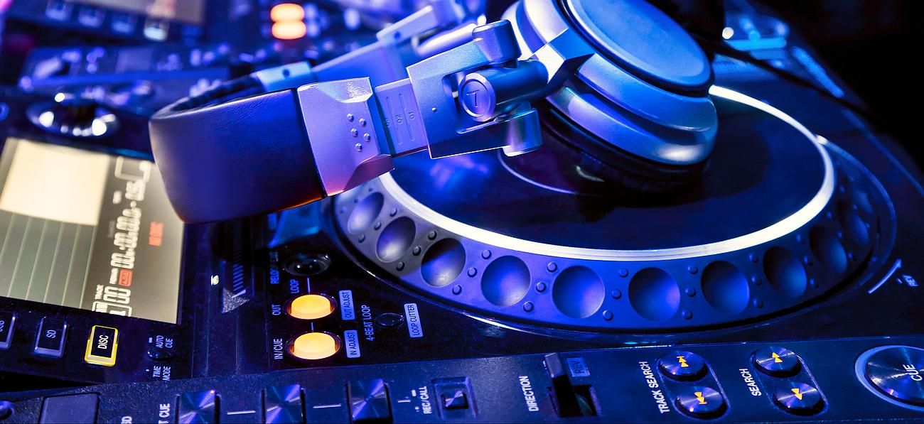 Platine DJ avec casque audio pour animation événementielle à Rennes