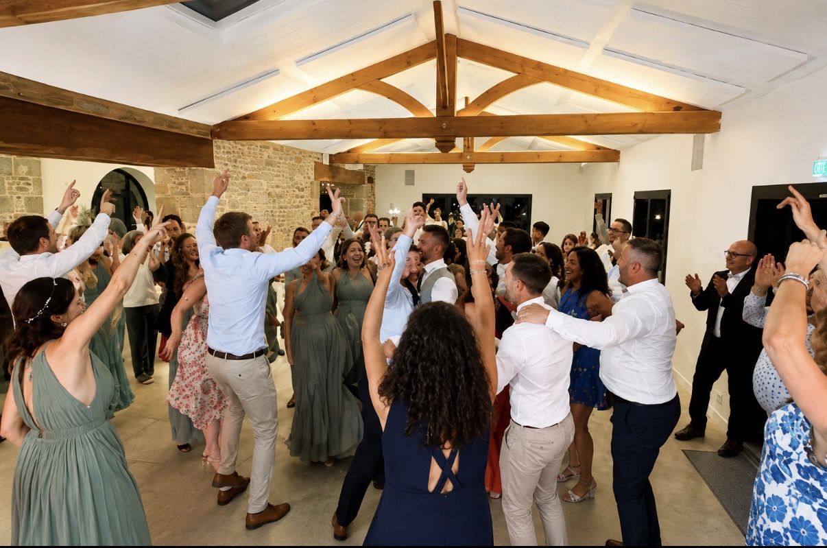 Invités sur la piste de danse lors d’un mariage animé par le DJ Sound Event’s en Bretagne
